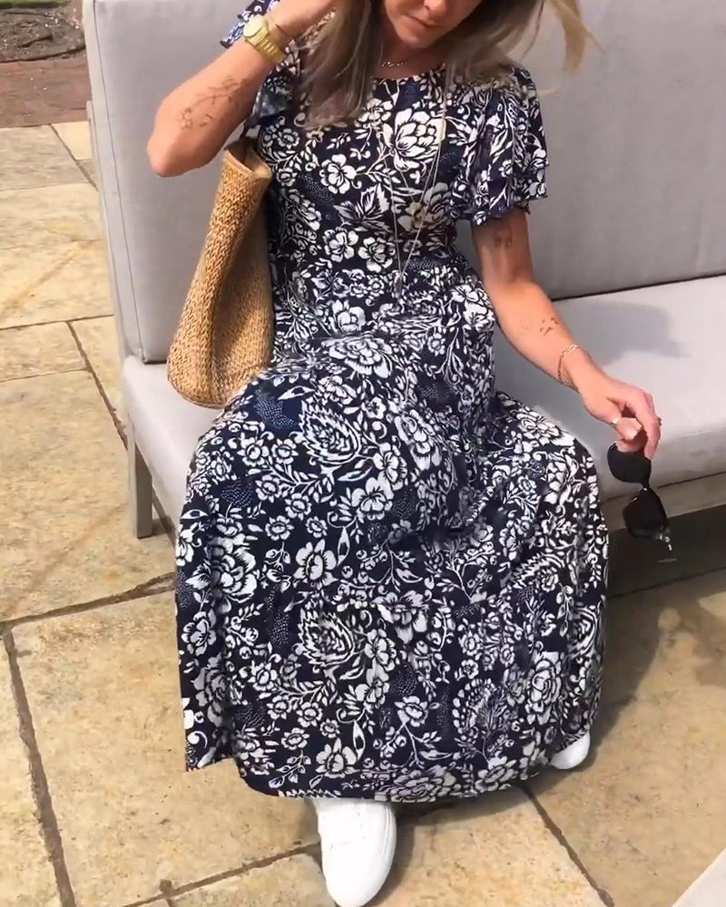 ByMoire. Lange jurk met korte mouwen en bloemenprint