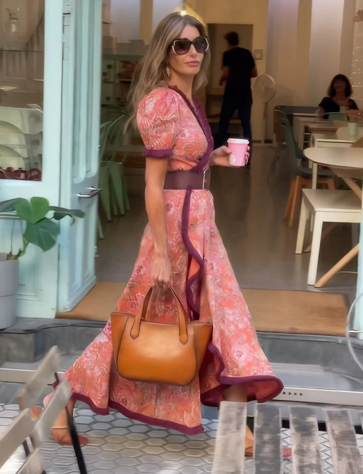 ByMoire. Elegante Roze Maxi Dress met Korte Mouwen