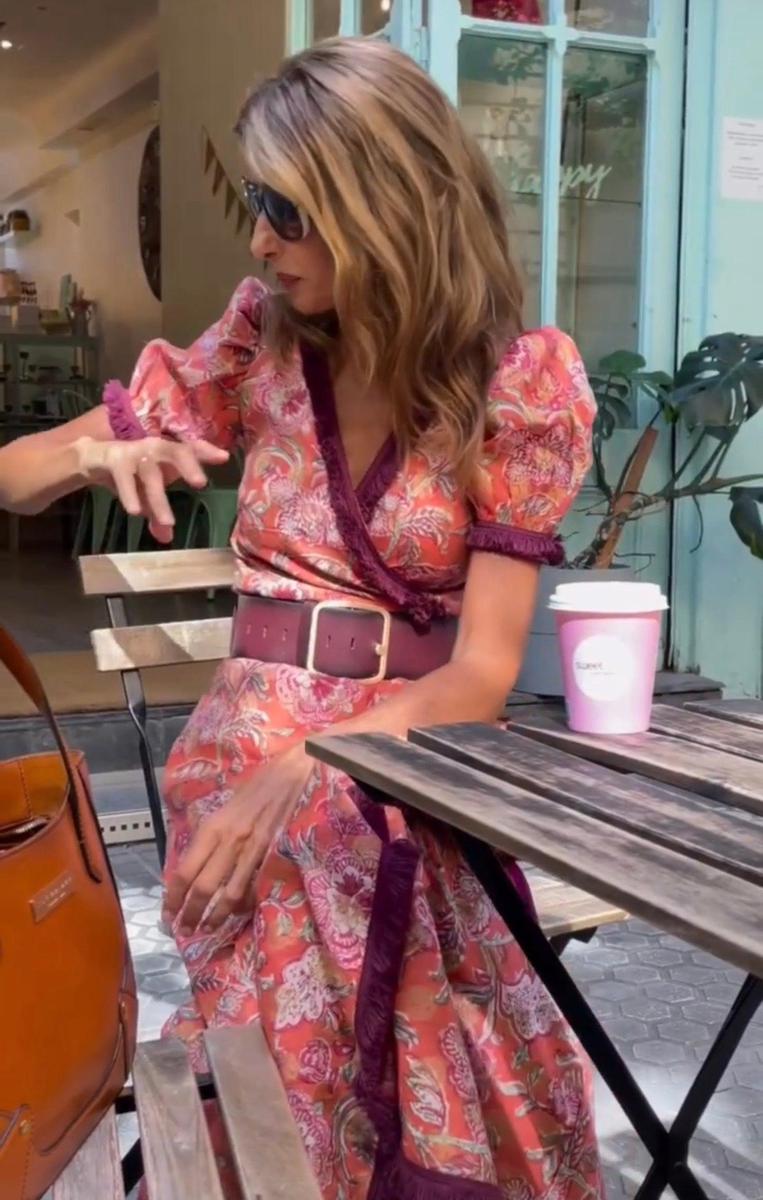 ByMoire. Elegante Roze Maxi Dress met Korte Mouwen