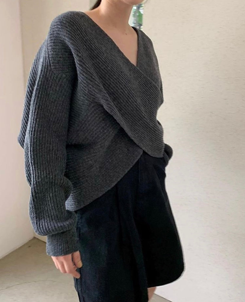 ByMoire. Elegante kruisgebreide trui