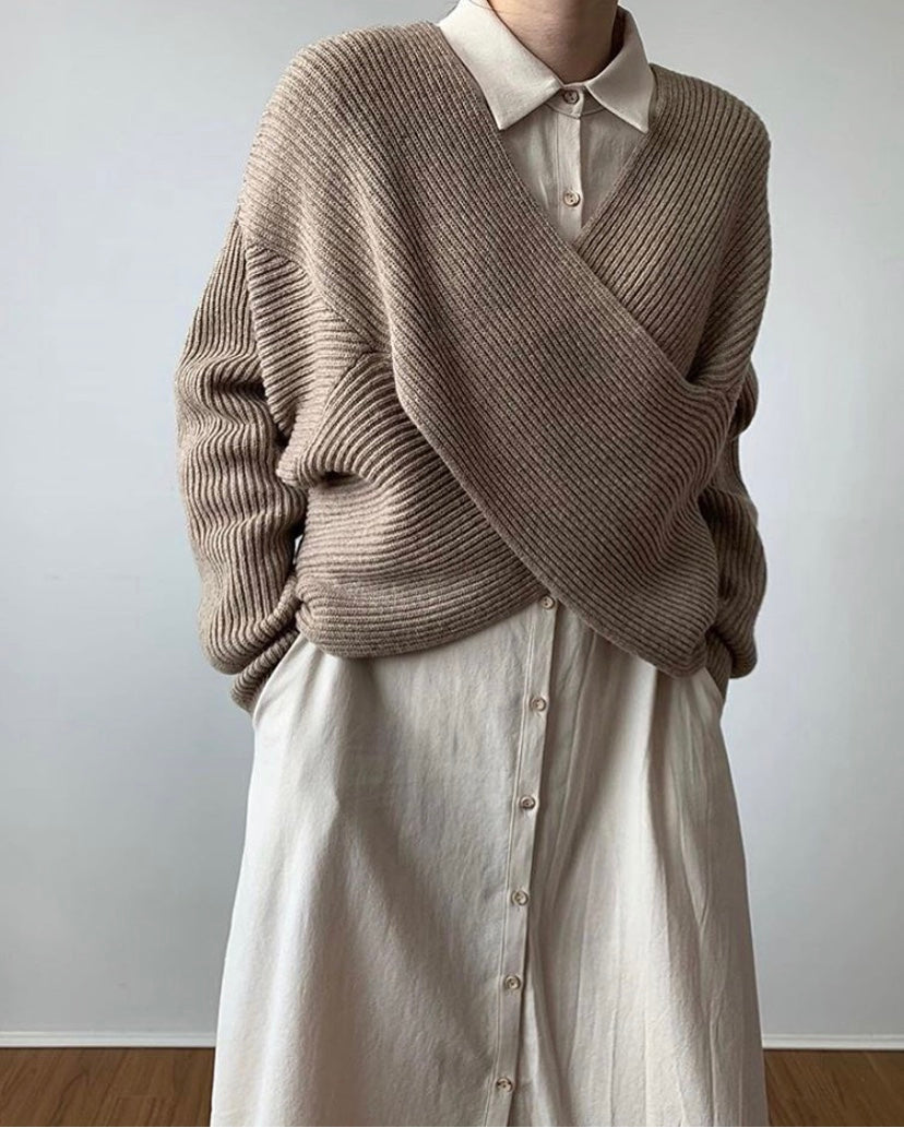 ByMoire. Elegante kruisgebreide trui