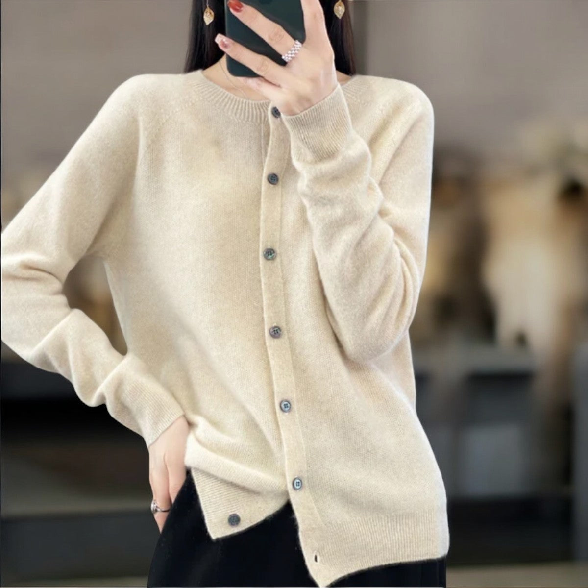 ByMoire. Elegante Knoopjes Cardigan