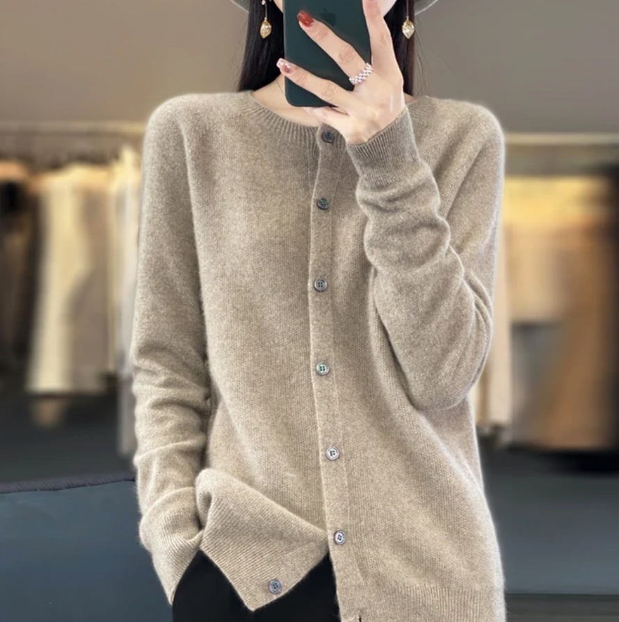 ByMoire. Elegante Knoopjes Cardigan