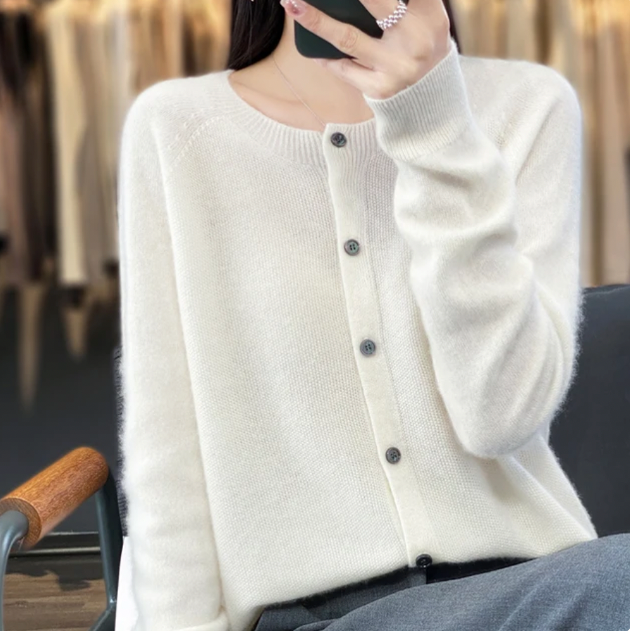 ByMoire. Elegante Knoopjes Cardigan