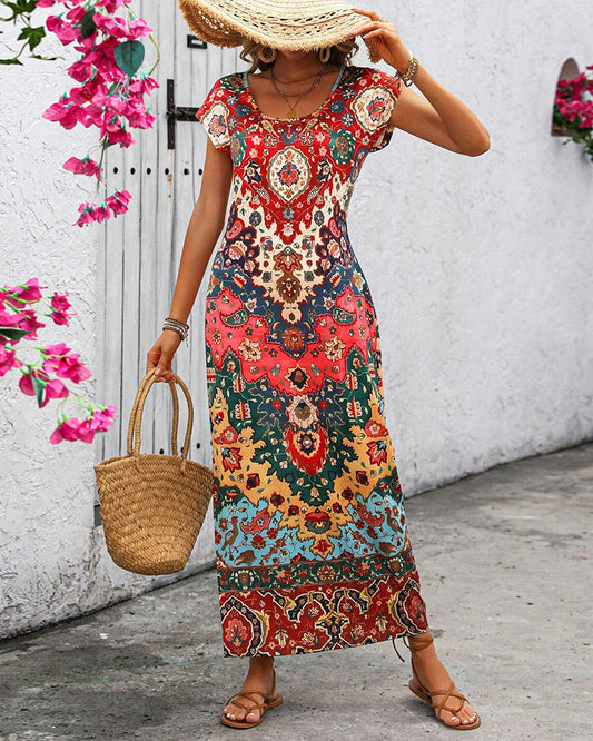 ByMoire. Kleurrijke casual jurk met print en splitten