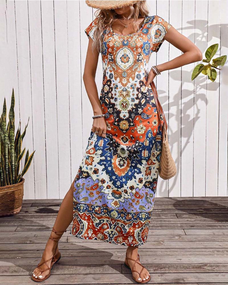ByMoire. Kleurrijke casual jurk met print en splitten