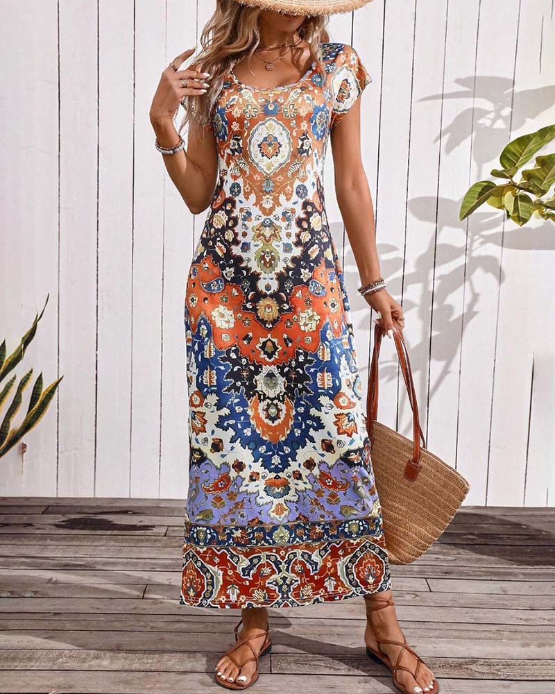 ByMoire. Kleurrijke casual jurk met print en splitten