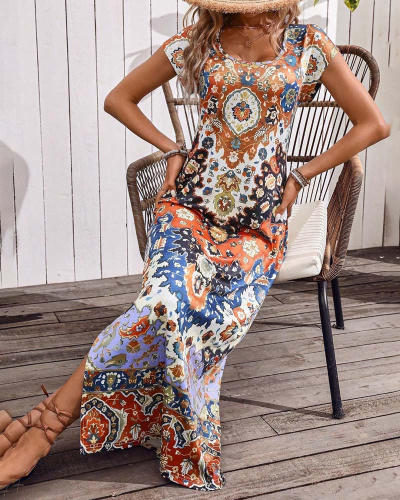 ByMoire. Kleurrijke casual jurk met print en splitten