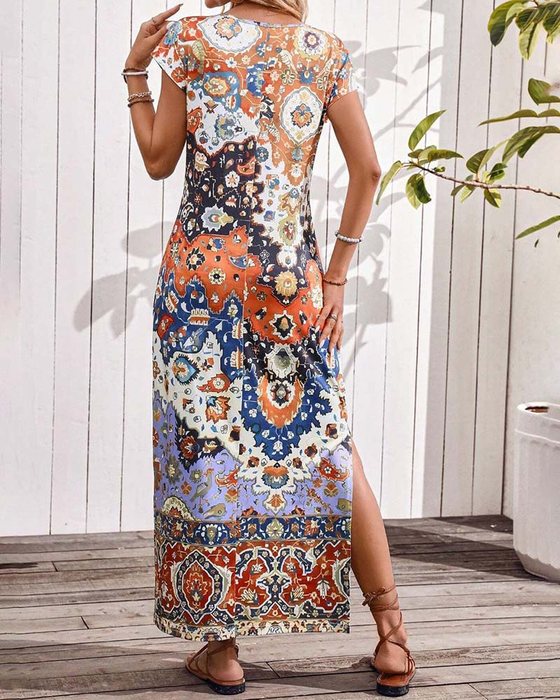ByMoire. Kleurrijke casual jurk met print en splitten