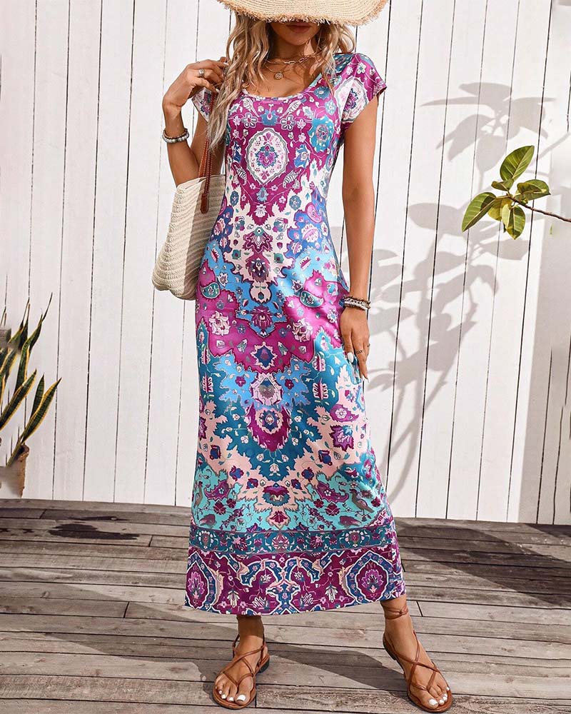 ByMoire. Kleurrijke casual jurk met print en splitten