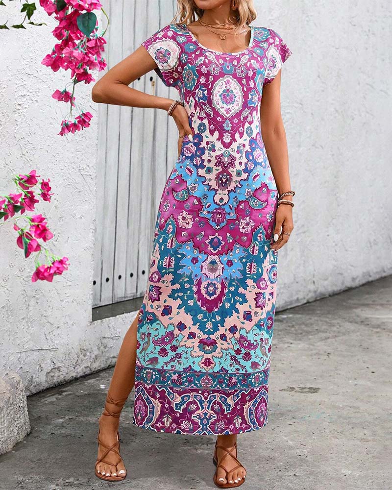 ByMoire. Kleurrijke casual jurk met print en splitten