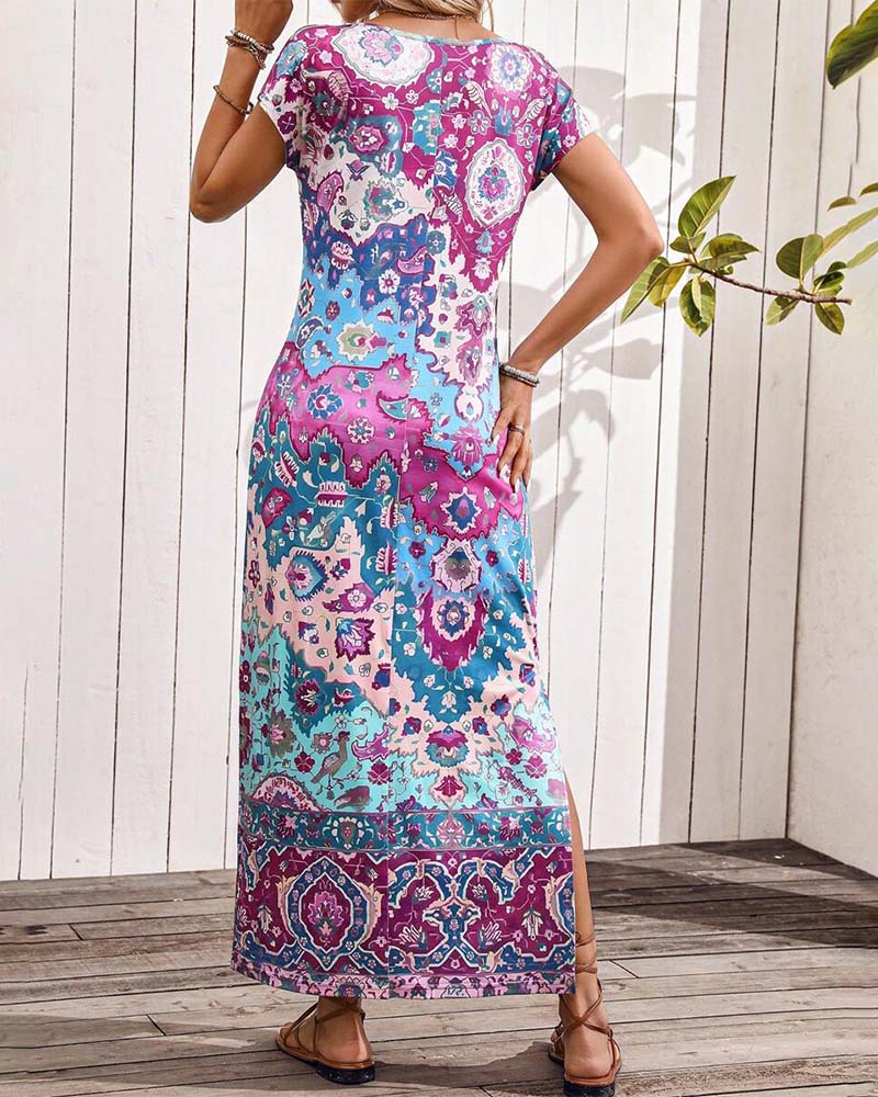 ByMoire. Kleurrijke casual jurk met print en splitten