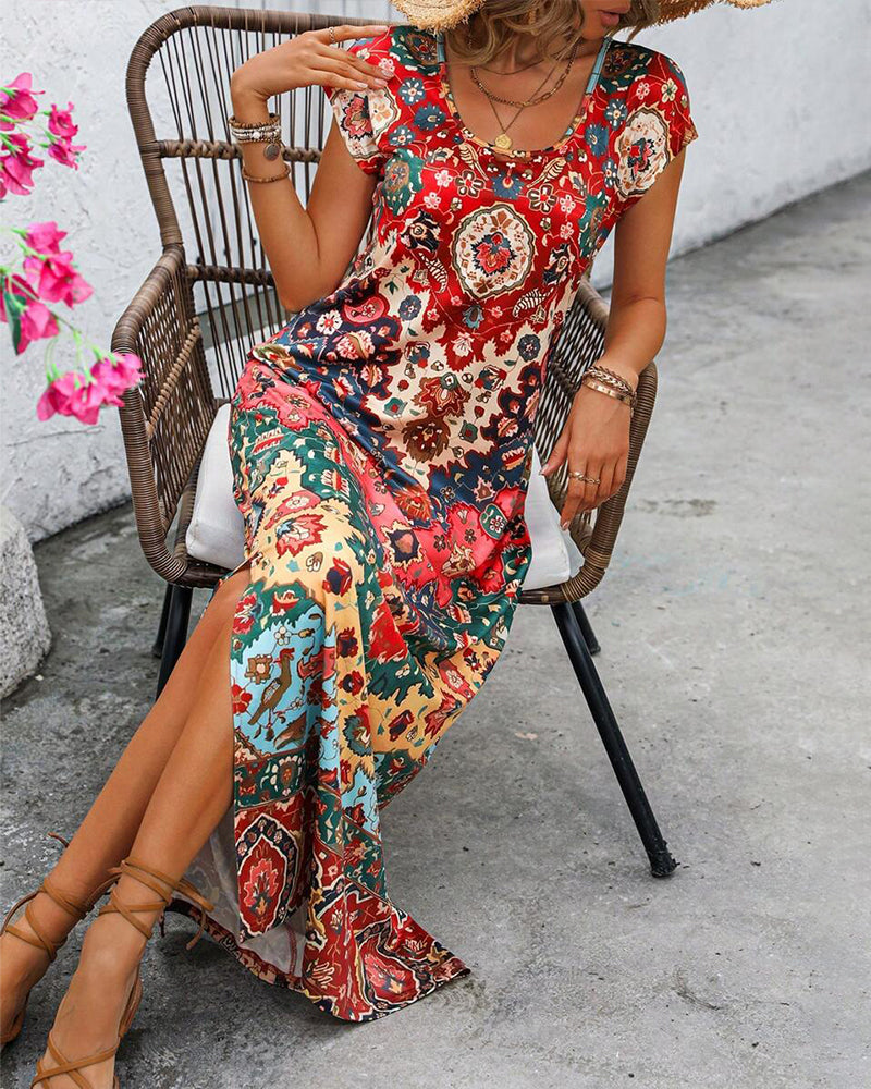 ByMoire. Kleurrijke casual jurk met print en splitten