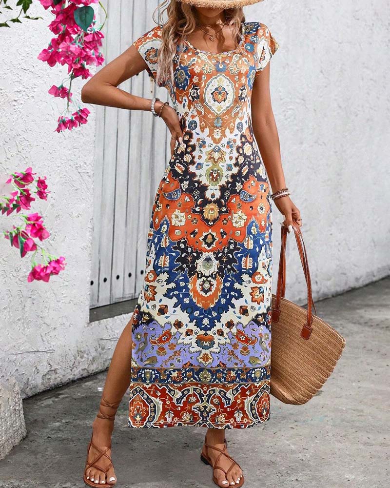 ByMoire. Kleurrijke casual jurk met print en splitten